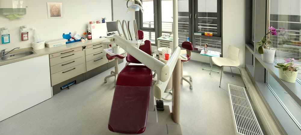 Zahnarzt Behandlungsstuhl Kieferorthopädie
